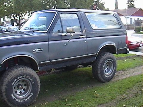 1990 Ford Bronco - This Ford Bronco appears to be from the late 1980s, not a 1990 model as claimed.