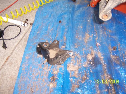1991 Ford Bronco - A dusty black metal suspension bracket lies on a blue tarp, with a date stamp of 18/03/2008 visible.