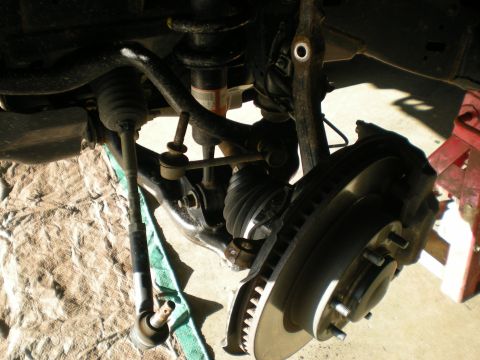 2007 Toyota Land Cruiser - Close-up view of the front suspension and brake components, with a watermark from Supermotors.net visible.
