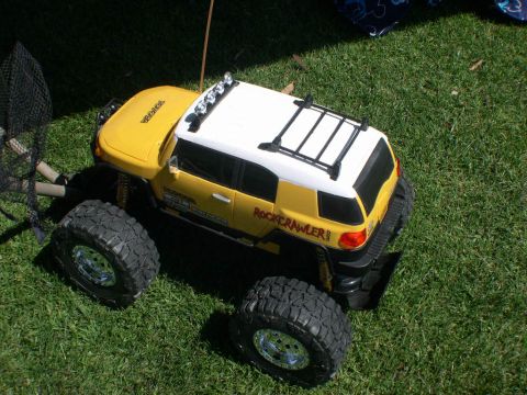 2007 Toyota FJ Cruiser - This is a remote control toy rock crawler, not a 2007 Toyota FJ Cruiser.