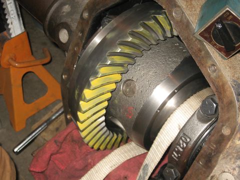 1990 Ford F-250 - The differential gears show yellow markings, indicating a recent setup or inspection.