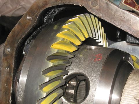 1990 Ford F-250 - Close-up view of differential gears, showing wear patterns marked in yellow.