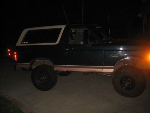1995 Ford Bronco - This Ford Bronco appears to be from the early to mid-1990s, not a 1995 model.