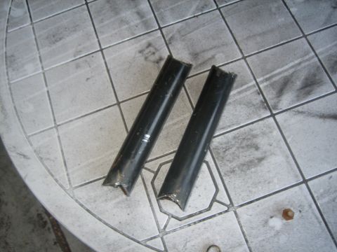 1995 Ford Bronco - Two metal bars are shown on a tiled surface, with a watermark at the bottom right.