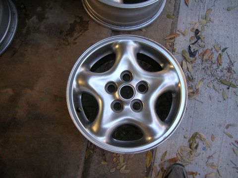 1999 Land Rover Discovery II - A single silver alloy wheel is shown, with another wheel partially visible in the background.