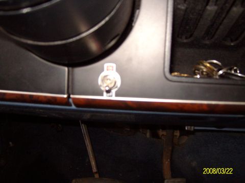 1988 Ford Bronco - The interior of a 1988 Ford Bronco shows a keyhole and keys on the dashboard.