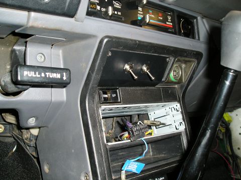 1986 Toyota Hilux - The dashboard shows a custom switch panel and an uninstalled car stereo unit.