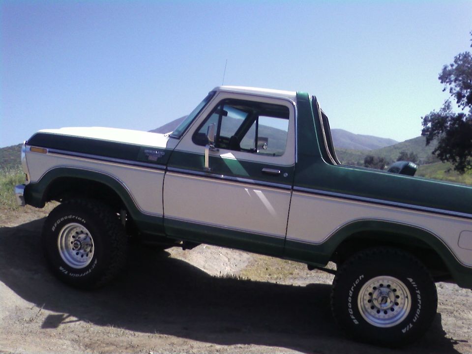 1978 Ford Bronco, side view, two-tone green and white