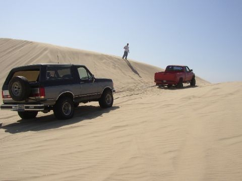 1989 Ford Bronco - Pulling out a stuck Ram 1500 with a 6" lift and 35" X-Terrains with my stocker.