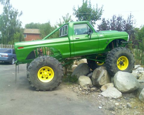 2006 Ford E350 - Local lifted Ford.
