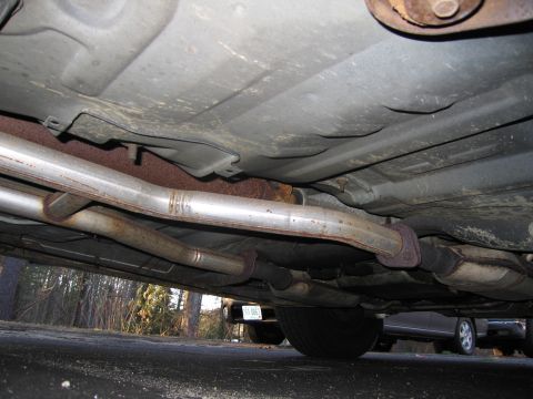 1991 Ford LTD Crown Victoria - Underbody view of a 1991 Ford Crown Victoria LTD, focusing on the exhaust system.
