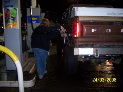 1991 Ford Bronco - A person pumps gas into a Ford F-Series truck at a gas station, with the date 24/03/2008 visible.