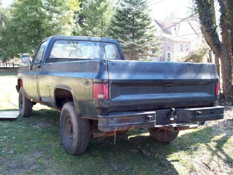 1987 Suzuki Samurai - This pickup truck appears to be from the early 1980s, not a 1987 Suzuki Samurai.