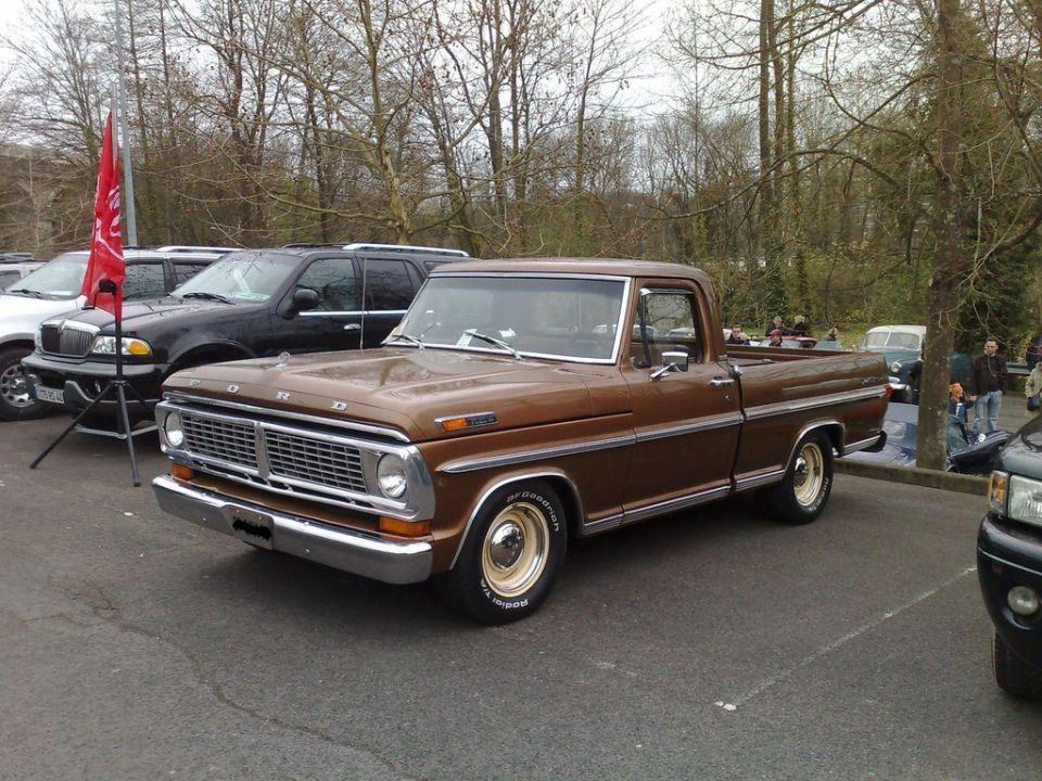 Brown vintage Ford F-100 pickup at a car show