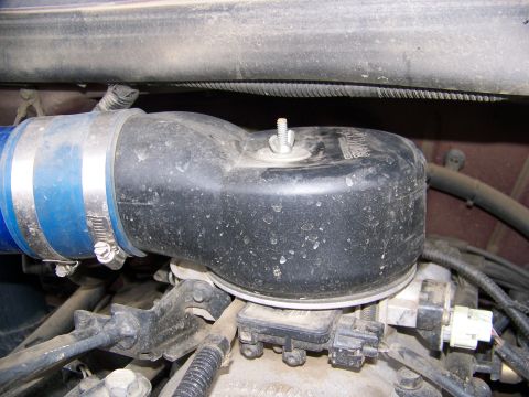 2001 Dodge 1500 - Close-up of the engine air intake system on a 2001 Dodge 1500, showing the air filter housing and intake tube.