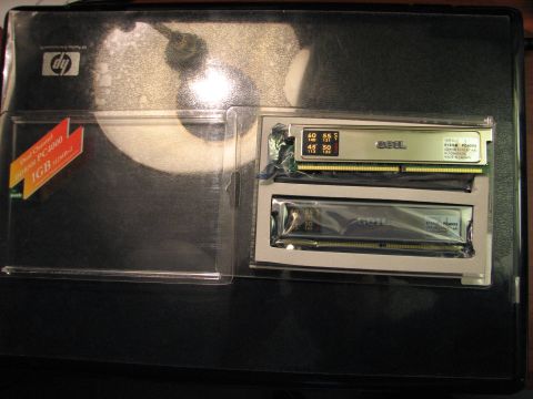 2003 Ford Crown Victoria - Computer memory modules are shown in their packaging, with a visible HP logo on the surface.