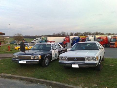 1991 Ford Crown Victoria - David 91 CVPI and mine