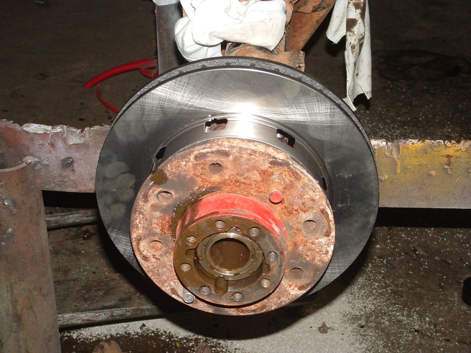 Vehicle disc brake rotor and rusty hub during service