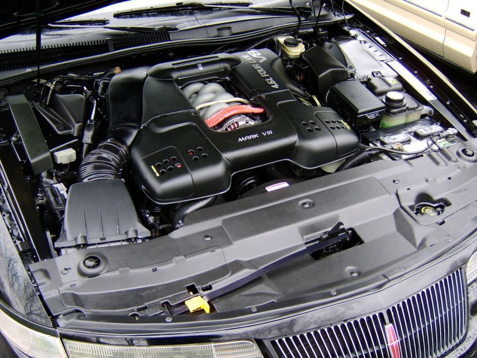 Black 4.6L DOHC V8 engine bay with Mark VIII cover and Lincoln grille