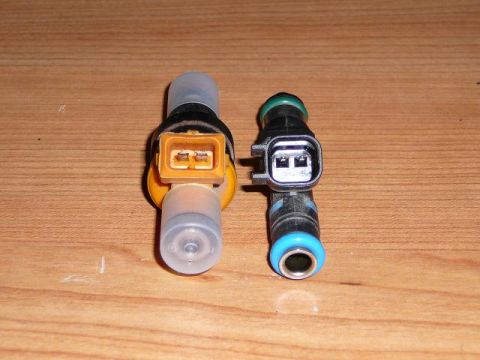 1997 Mercury Grand Marquis - Comparison of two different fuel injectors, likely for an engine swap project.