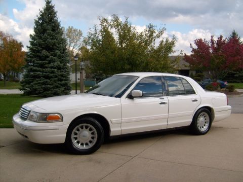 2000 Ford Crown Victoria photo