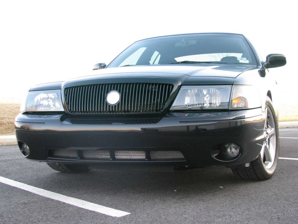 Black 2003 Mercury Marauder front grille and headlights