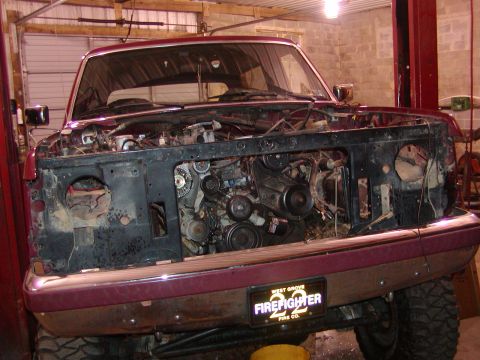 1991 Ford Bronco - 1991 Ford Bronco front end with hood removed, engine exposed for work.
