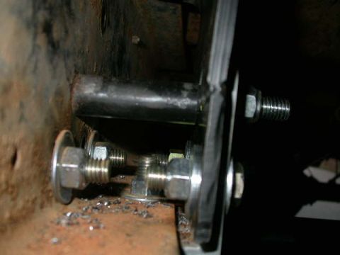 1990 Ford Bronco - Here is a good shot of the inside of the frame box and how everything is bolted together.