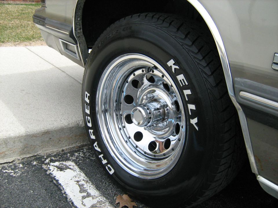 Chrome wheel with Kelly Charger tire on a sedan