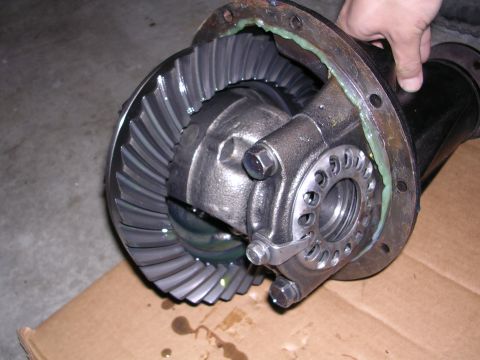 1983 Ferrari Enzo - Close-up view of a vehicle differential with visible gears and a hand holding the assembly.