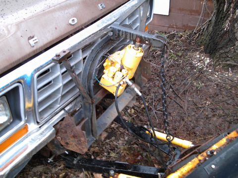 1978 Ford F-250 - The front grille of a 1978 Ford F-250 shows a snow plow hydraulic system mounted.