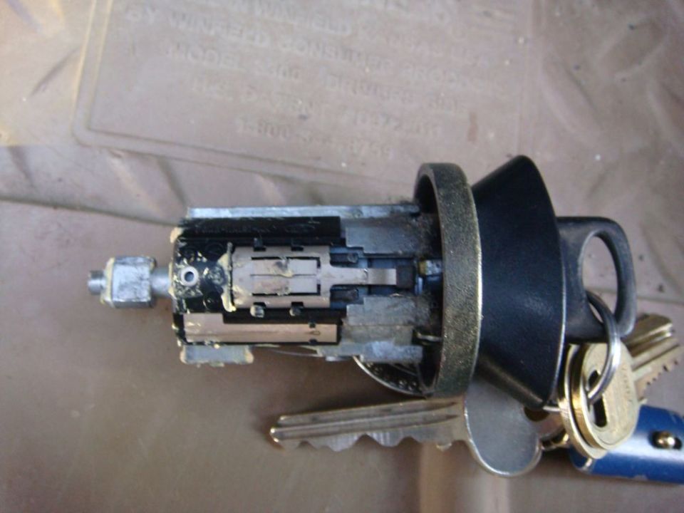 Ignition lock cylinder with keys attached