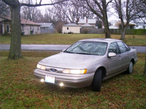 1995 Ford Taurus photo