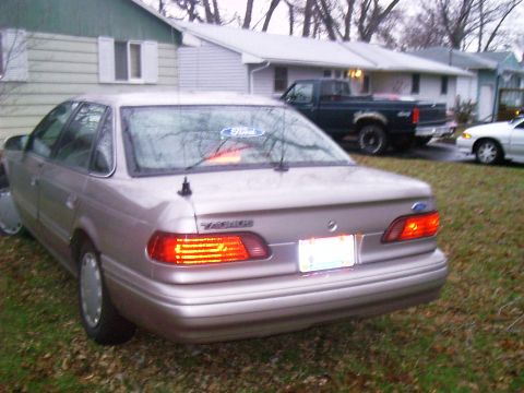 1995 Ford Taurus photo