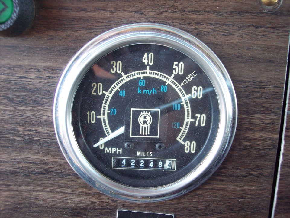 Kenworth speedometer with KM/H and MPH scales, showing 422484 miles