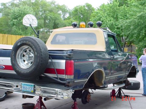 1988 Ford Bronco - New Brakes, new aluminum Gas tank new radius arm