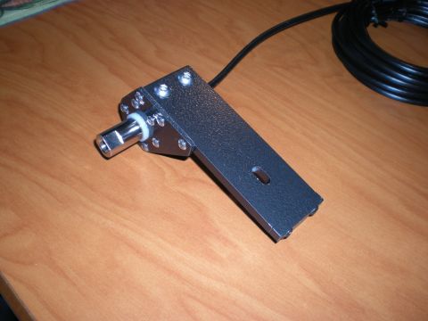 2007 Toyota Land Cruiser - A metal bracket with a chrome shaft and black cable is shown on a wooden surface. The 'Supermotors.net' logo is visible in the lower right…
