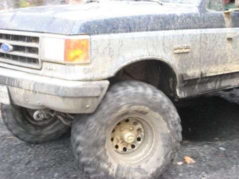 1991 Ford Bronco - This muddy Ford truck's grille suggests a 1987 model year, not 1991.