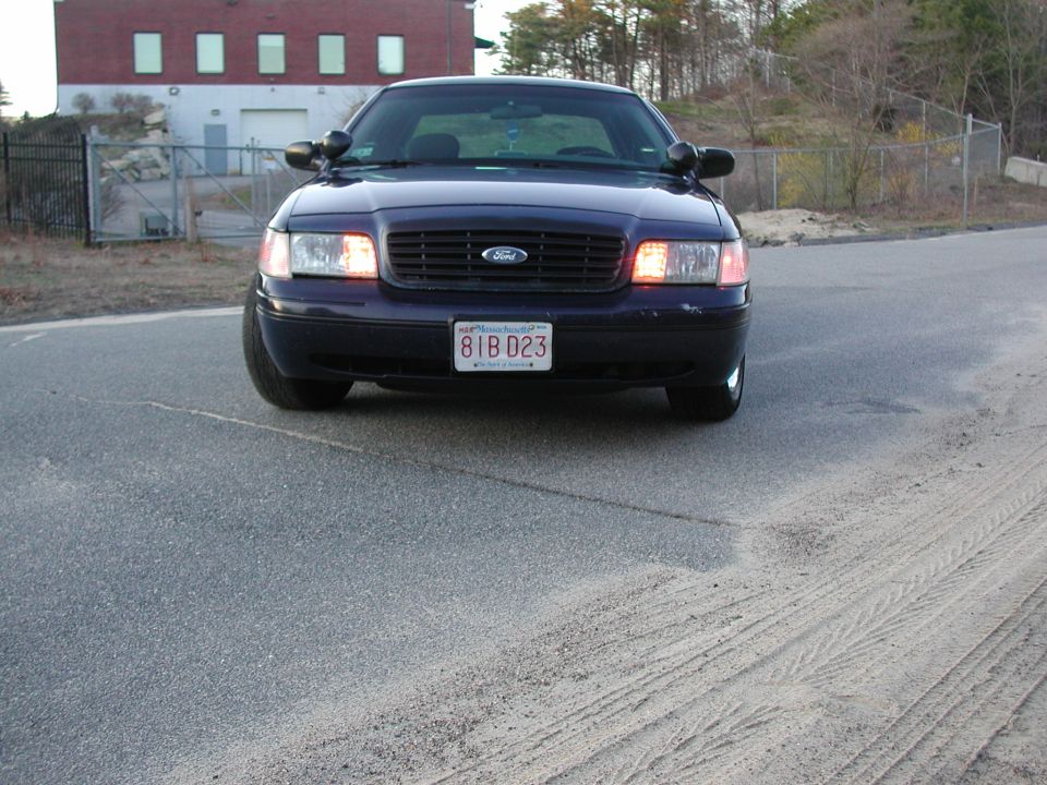 Dark blue Ford Crown Victoria, front view. License plate 81B 023