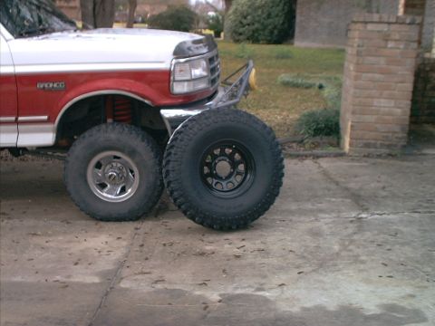 1994 Ford Bronco - Ahh 35s finally showed up.