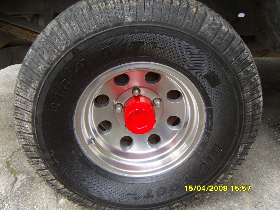 Close-up of a vehicle's wheel with a red hubcap and a Big O Tires tread. Date stamp shows 15/04/2008