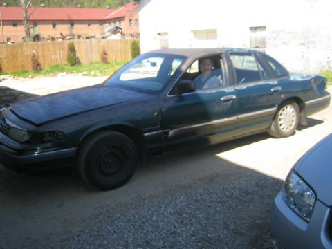 1985 Ford Crown Victoria LTD - This sedan appears to be a 1992 Ford Crown Victoria, not a 1985 model as claimed.