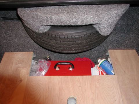 1988 Ford LTD Crown Victoria - Compartment open, enuff room of toolbox and fluids etc... Can't open with spare tire in.. going to make something to make the tire easier t…