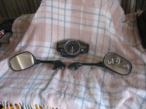 2005 Yamaha R1 - Spedo cluster and mirros