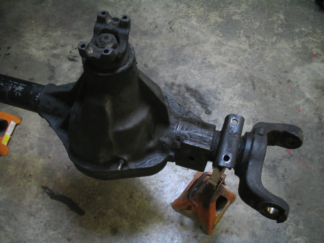 Differential housing with driveshaft yoke supported by jack stand