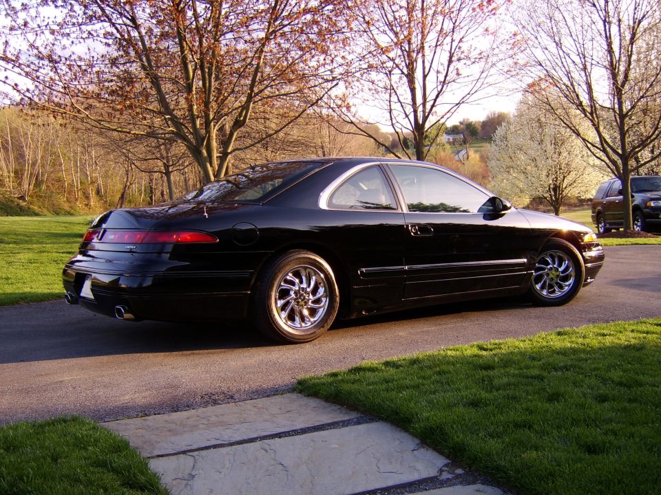 Black Lincoln Mark VIII coupe, 3q-rear, full-width taillight, chrome wheels