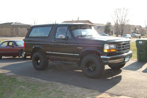 1994 Ford Bronco - After Superlift leveling coils and Procomp 33X12.50 15's