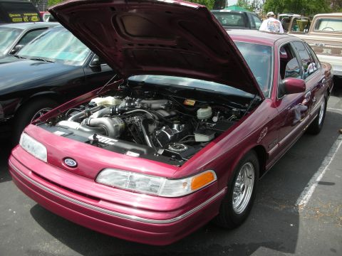 1992 Ford Crown Victoria - 1992 Ford Crown Victoria's engine bay is on display at an outdoor car show.