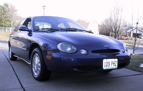 1996 Ford Taurus - Dark blue 1996 Ford Taurus sedan parked on a driveway.