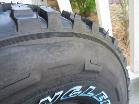 1995 Ford Bronco - Tire sidewall detail shows the 'WRANGLER' branding.